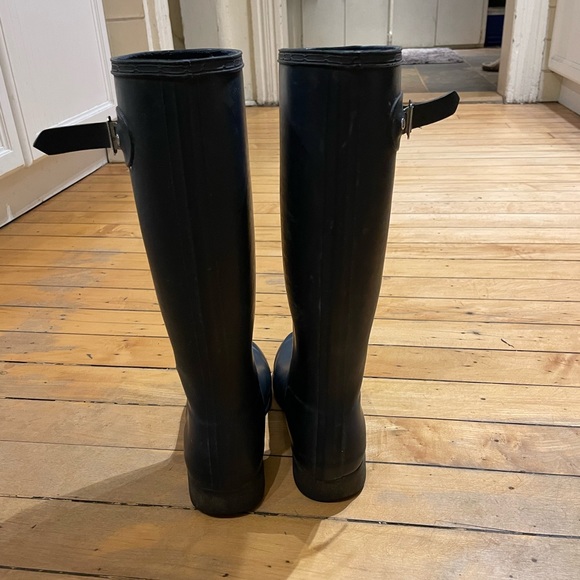 Size 7 Navy Blue Hunter Rain Boots - Women’s - Picture 3 of 5